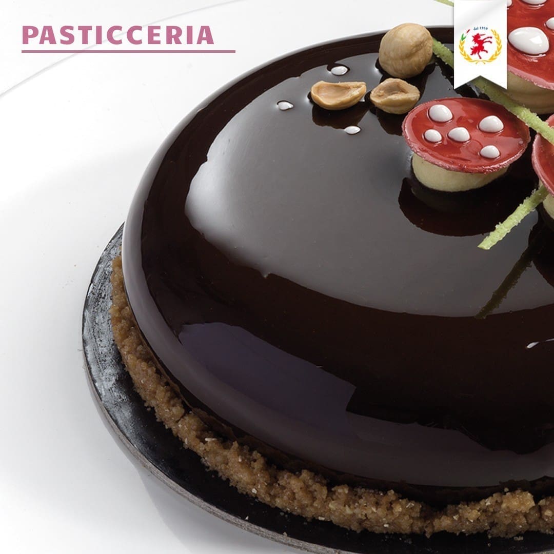 Mirror-glazed chocolate cake made with Elenka