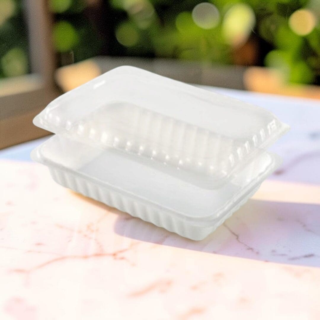 Alcas Porzionabile 1000cc take-out container with lid 246201020 on cafe table