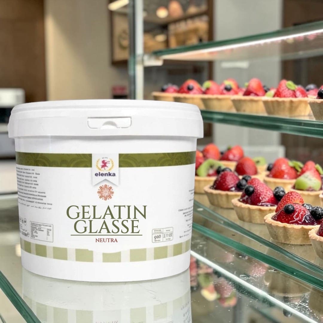 Elenka Gelatin-Glasse neutral pail with glazed fruit tartlets in a display case